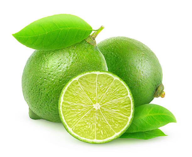 fresca limes aislado en blanco - limones verdes fotografías e imágenes de stock