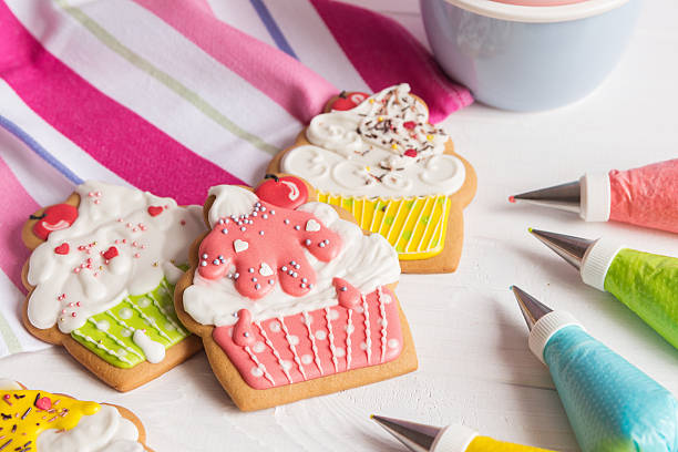 colorido guinda cookies en forma de magdalena con glaseado - baked cake cupcake decoration fotografías e imágenes de stock