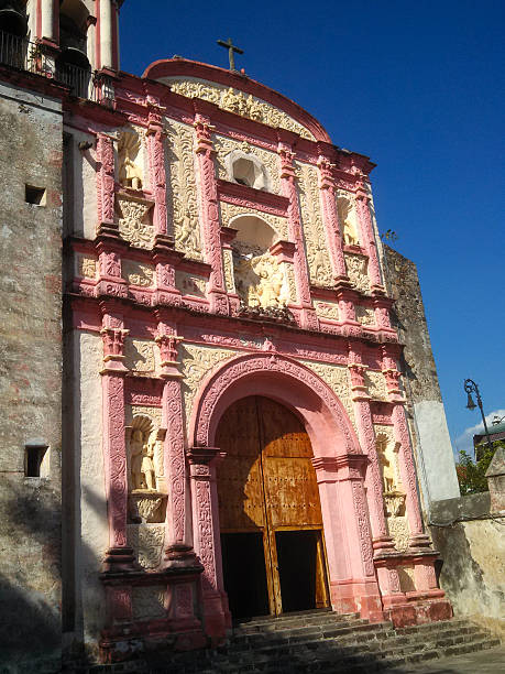 cappella ingresso storica cattedrale di cuernavaca messico - front door international landmark local landmark national landmark foto e immagini stock