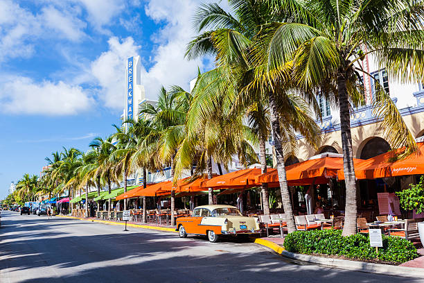 o art deco edison hotel e um clássico oldsmobile car - art deco art deco district miami florida south beach - fotografias e filmes do acervo