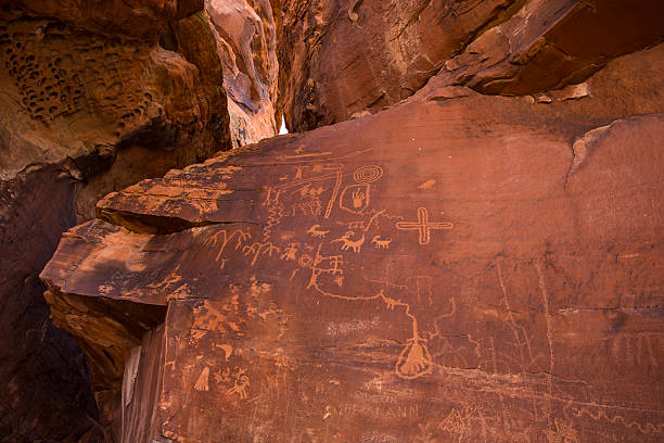 atlatl rock petroglyphs - cave painting prehistoric art north american tribal culture nevada zdjęcia i obrazy z banku zdjęć