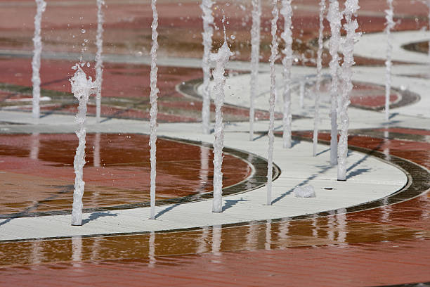 viel wasser schießen durch springbrunnen im öffentlichen park - orchestrated stock-fotos und bilder