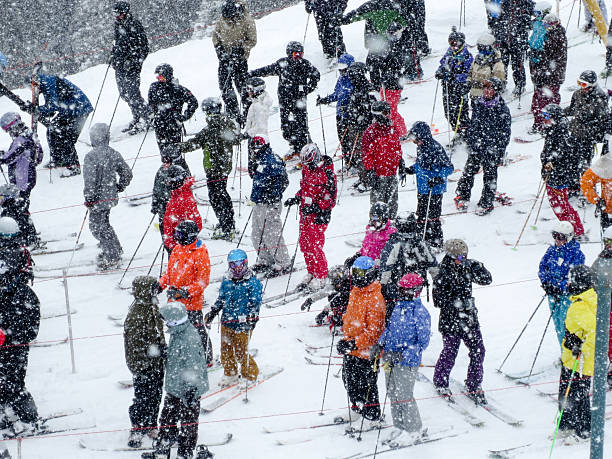 les skieurs attente dans un télésiège ligne - skiing sports helmet powder snow ski goggles photos et images de collection