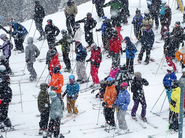 sciatori in attesa in una sedia sciovia - skiing sports helmet powder snow ski goggles foto e immagini stock