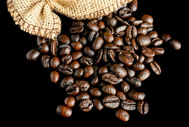 sac avec kofem - coffee bean coffee crop sack pouring photos et images de collection