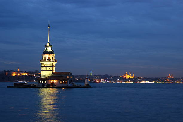 tour de léandre, de nuit - istanbul üsküdar maidens tower tower photos et images de collection