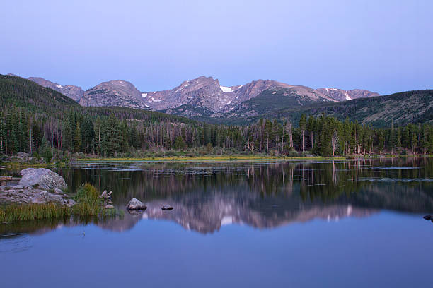 Sprague Lake at Rocky Mountain National Park Pre dawn hour at Sprague Lake in Rocky Mountain National Park hallett peak stock pictures, royalty-free photos & images