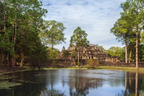 il baphuon è un tempio di angkor thom. - siem reap province foto e immagini stock