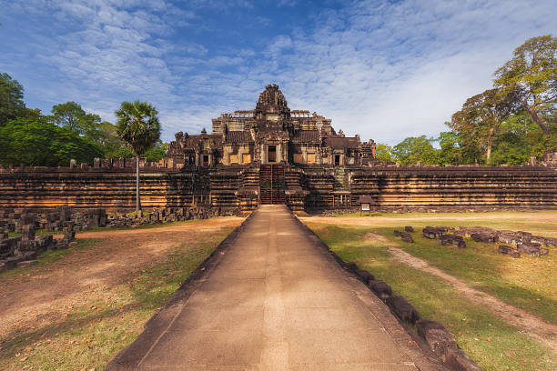 die baphuon ist ein tempel in angkor thom dem haupteingang. - marcel siem stock-fotos und bilder