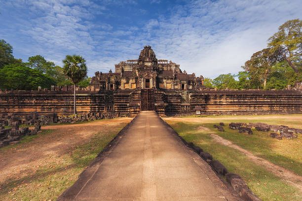 il baphuon è un tempio di angkor thom l'ingresso principale. - siem reap province foto e immagini stock