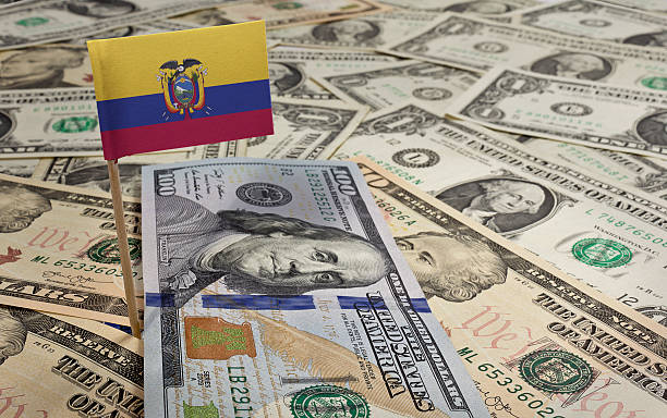 bandera de ecuador adherencias en diversas american banknotes. (serie) - ecuadorian currency fotografías e imágenes de stock