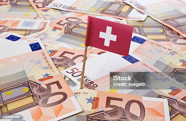 Flagge Der Schweiz Klemmt In Höhe Von 50 Euro Banknotes Stockfoto und mehr Bilder von Schweiz