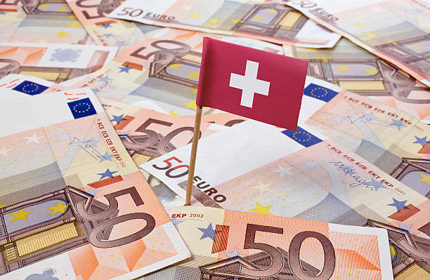 drapeau de la suisse à avoir de 50 euros banknotes. (série) - swiss culture switzerland business time photos et images de collection