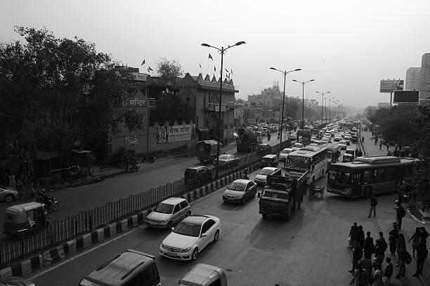 tráfego na estrada em nova délhi, índia - india mumbai delhi crowd - fotografias e filmes do acervo