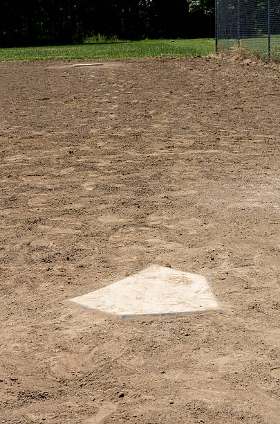 home plate mit ersten base - baseball dirt softball baseball diamond stock-fotos und bilder