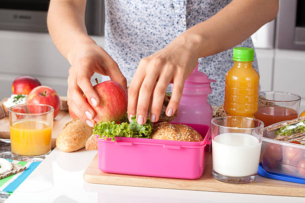 ピンクのランチボックスの少女 - child human hand sandwich lunch box ストックフォトと画像