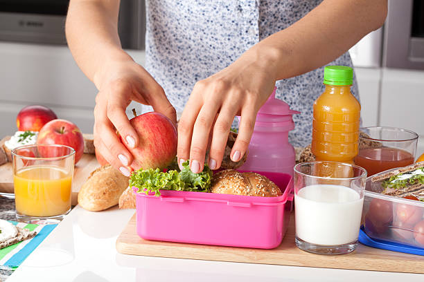 rosa merendeira de rapariga - child human hand sandwich lunch box imagens e fotografias de stock