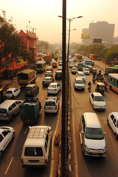 o tráfego urbano em uma estrada em nova delhi - india mumbai delhi crowd - fotografias e filmes do acervo