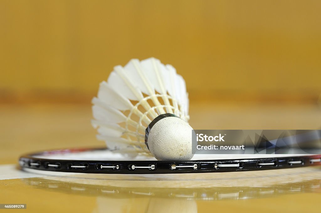 Blanc Volant de badminton sur la raquette Allongez-vous dans la salle de sport - Photo de Abstrait libre de droits