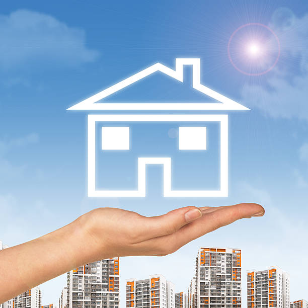 istock Female hand holding house icon 465091554