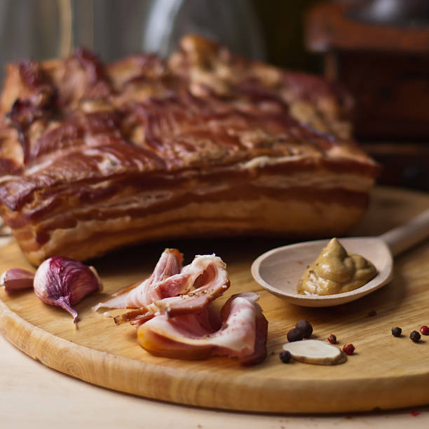 копченым беконом - bacon rudeness meat raw стоковые фото и изображения