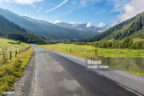 Alpine Valle Di - Fotografie stock e altre immagini di Albero - Albero, Alpi, Ambientazione esterna