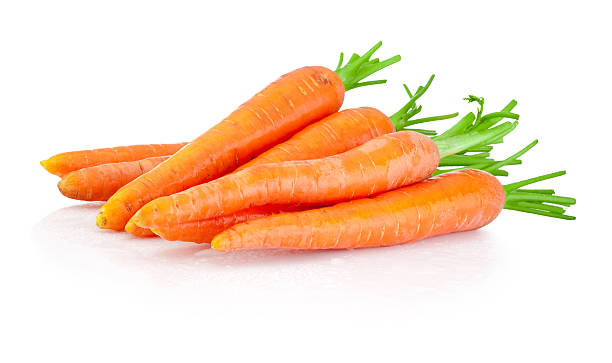 pila de zanahorias aislado sobre un fondo blanco - carrot fotografías e imágenes de stock