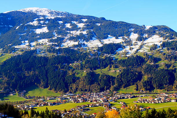 上のツェル・アム・ツィラー-ツィラータール渓谷、オーストリア - ziller ストックフォトと画像