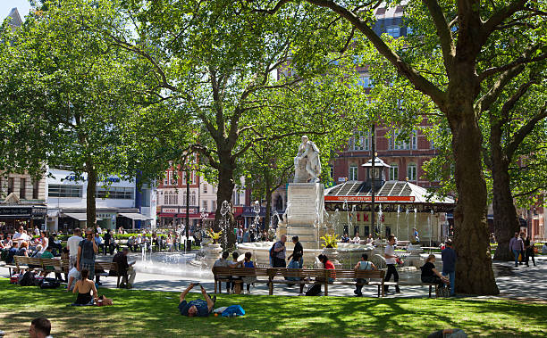 leicester square e park, londres - medium group of people imagens e fotografias de stock