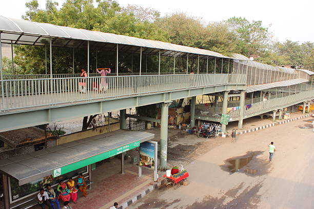 a ponte em nova délhi, índia - india mumbai delhi crowd - fotografias e filmes do acervo