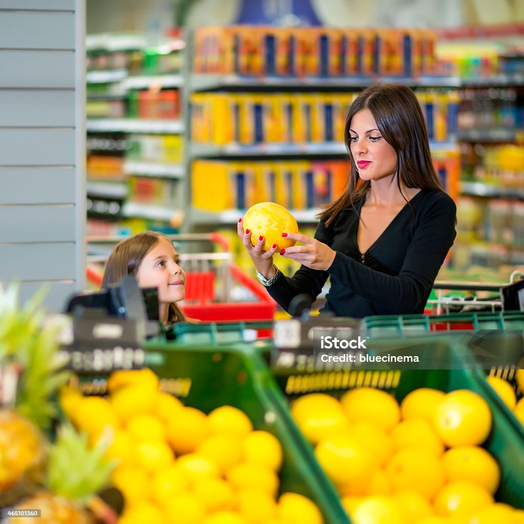 Madre e hija juntas de comprar frutas - Foto de stock de 2015 libre de derechos