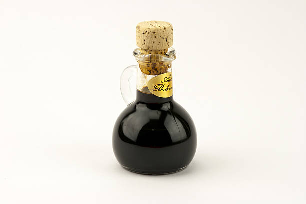 tradizionale italiano aceto balsamico isolato su bianco backgroun - food balsamic vinegar vinegar bottle foto e immagini stock