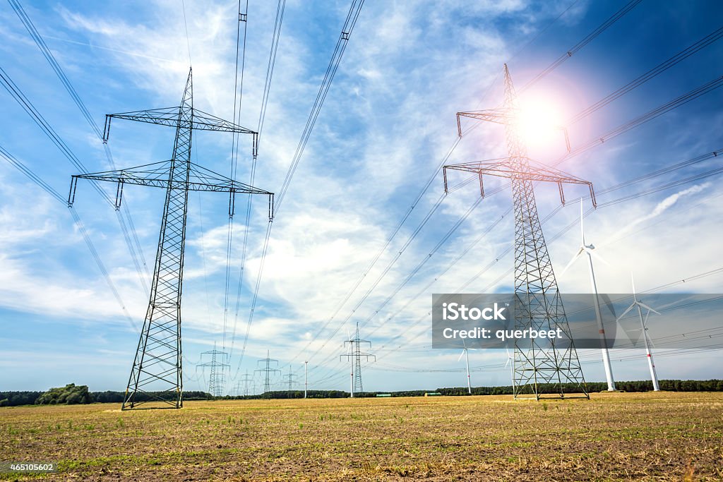 Windenergie und "High Voltage Towers - Lizenzfrei Hochspannungsmast Stock-Foto