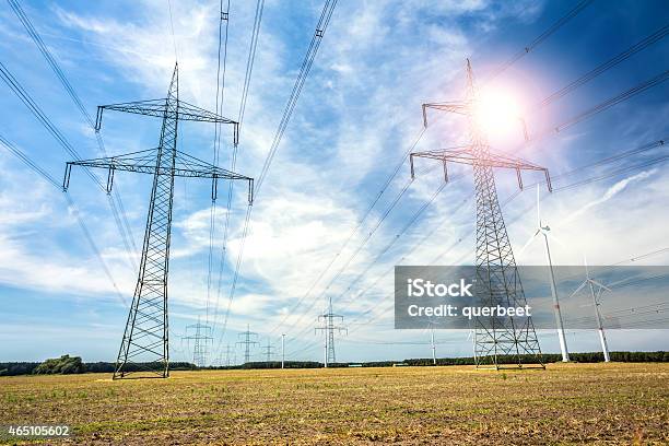 Windenergie Und High Voltage Towers Stockfoto und mehr Bilder von Hochspannungsmast - Hochspannungsmast, Landschaft, Landschaftspanorama