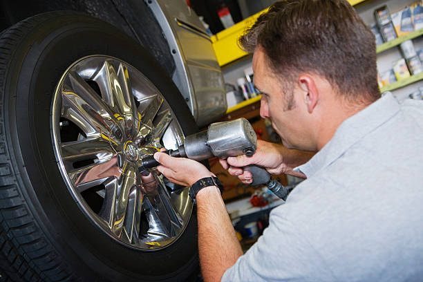 istock Mechanic Fixing Bolts With Electronic Screw Fitter 465106578
