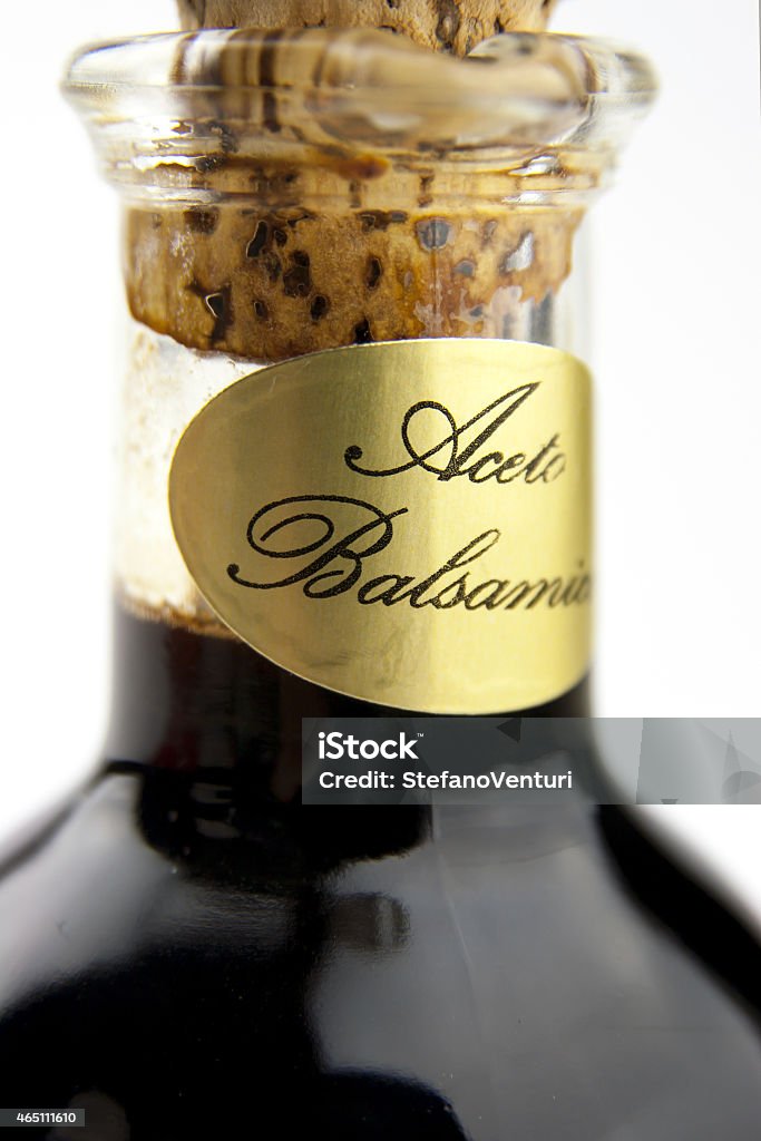 Tradicional italiano vinagre balsâmico Isolado no branco backgroun - Foto de stock de 2015 royalty-free