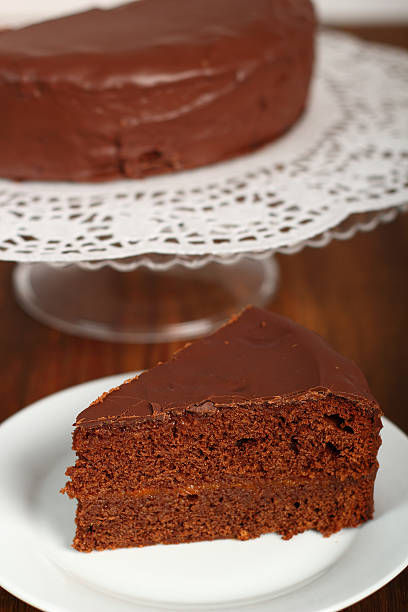 torta de chocolate - sachertorte cake chocolate cake portion - fotografias e filmes do acervo