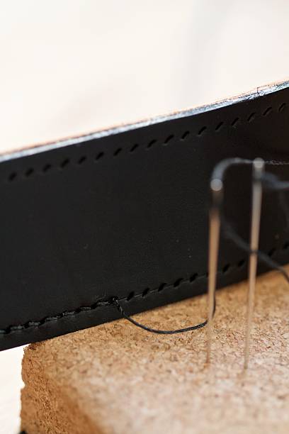 costurero de cuero - leather belt sewing hide fotografías e imágenes de stock
