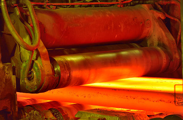 hot acier sur convoyeur - rolling mill photos et images de collection