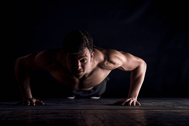 facendo push-up - human muscle human arm bicep muscular build foto e immagini stock