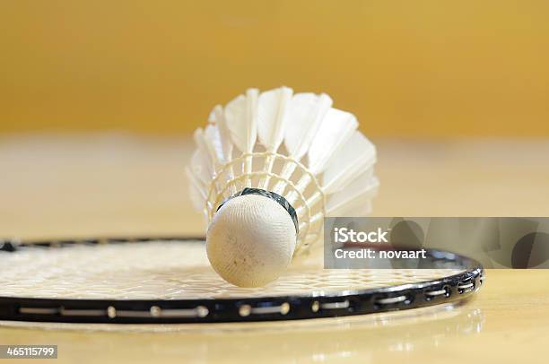 Branco Volante Estabelecer A Raqueta No Ginásio - Fotografias de stock e mais imagens de Badminton - Badminton, Chão, Desporto