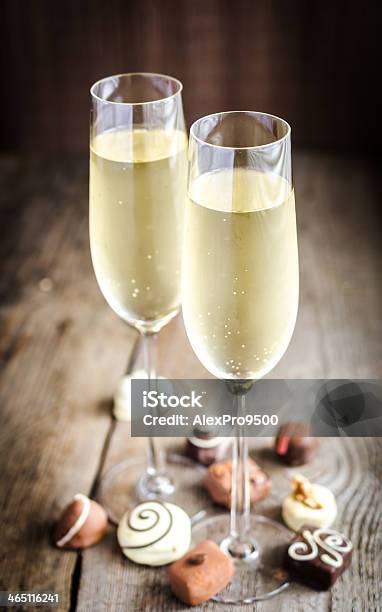 Photo libre de droit de Deux Verres De Champagne Avec Friandises banque d'images et plus d'images libres de droit de Chocolat - Chocolat, Champagne, Bulle