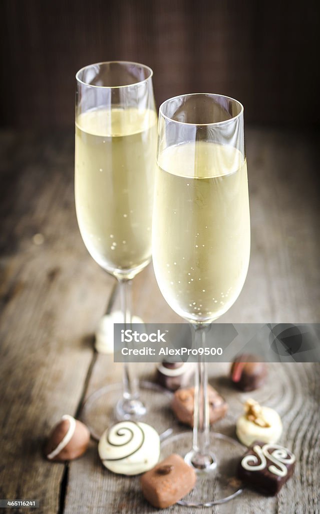 Dwie szklanki szampana z cukierkami typu - Zbiór zdjęć royalty-free (Czekolada)