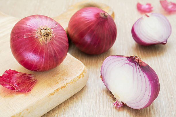 istock Red onion with cutting board 465119411