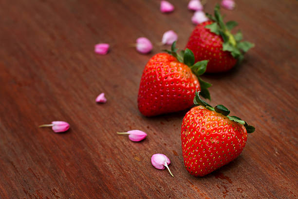 fraises sur fond en bois avec espace texte - food wood vibrant color close up photos et images de collection