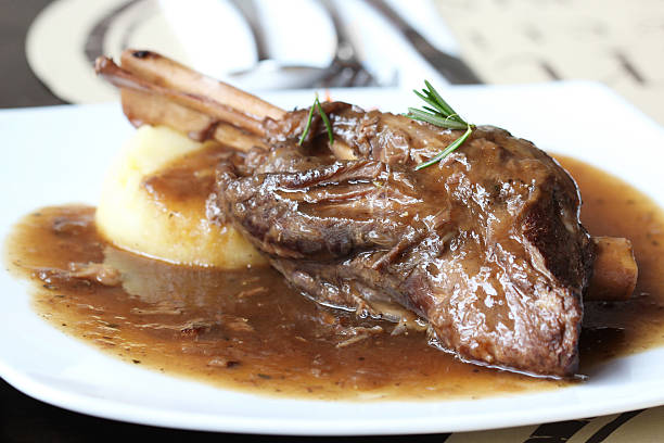 ラムシャンクの煮込み、ミント、ローズマリーソース - lamb shank dinner meal ストックフォトと画像