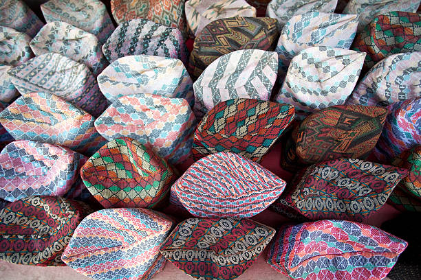 népalais topi casquettes - nepal bazaar kathmandu textile photos et images de collection