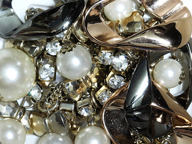 マクロゴールドのビーズ、ゴールドのボールとパール - jewelry bracelet bead drop ストックフォトと画像