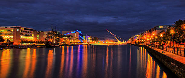 samuel beckett bridge e centro congressi, a dublino, irlanda - dublin ireland samuel beckett bridge bridge night foto e immagini stock