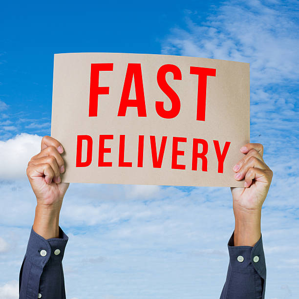 istock Man hand holding paper with fast delivery word 465128417